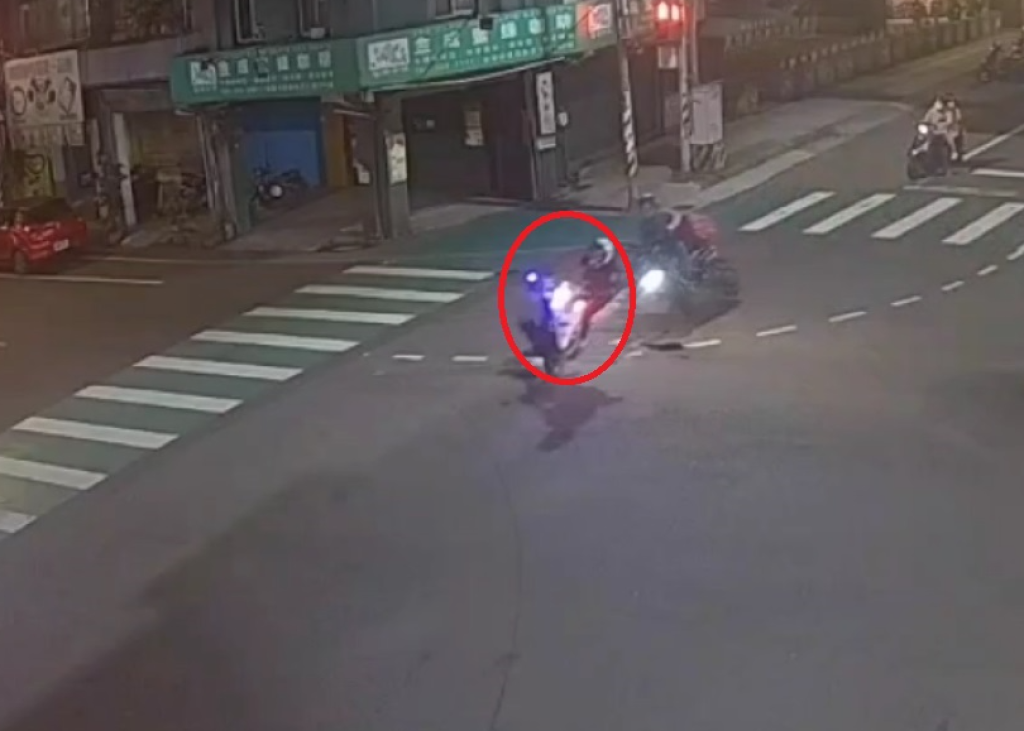 撞擊畫面曝光！　桃園警方追捕拒檢車輛路口與外送機車擦撞