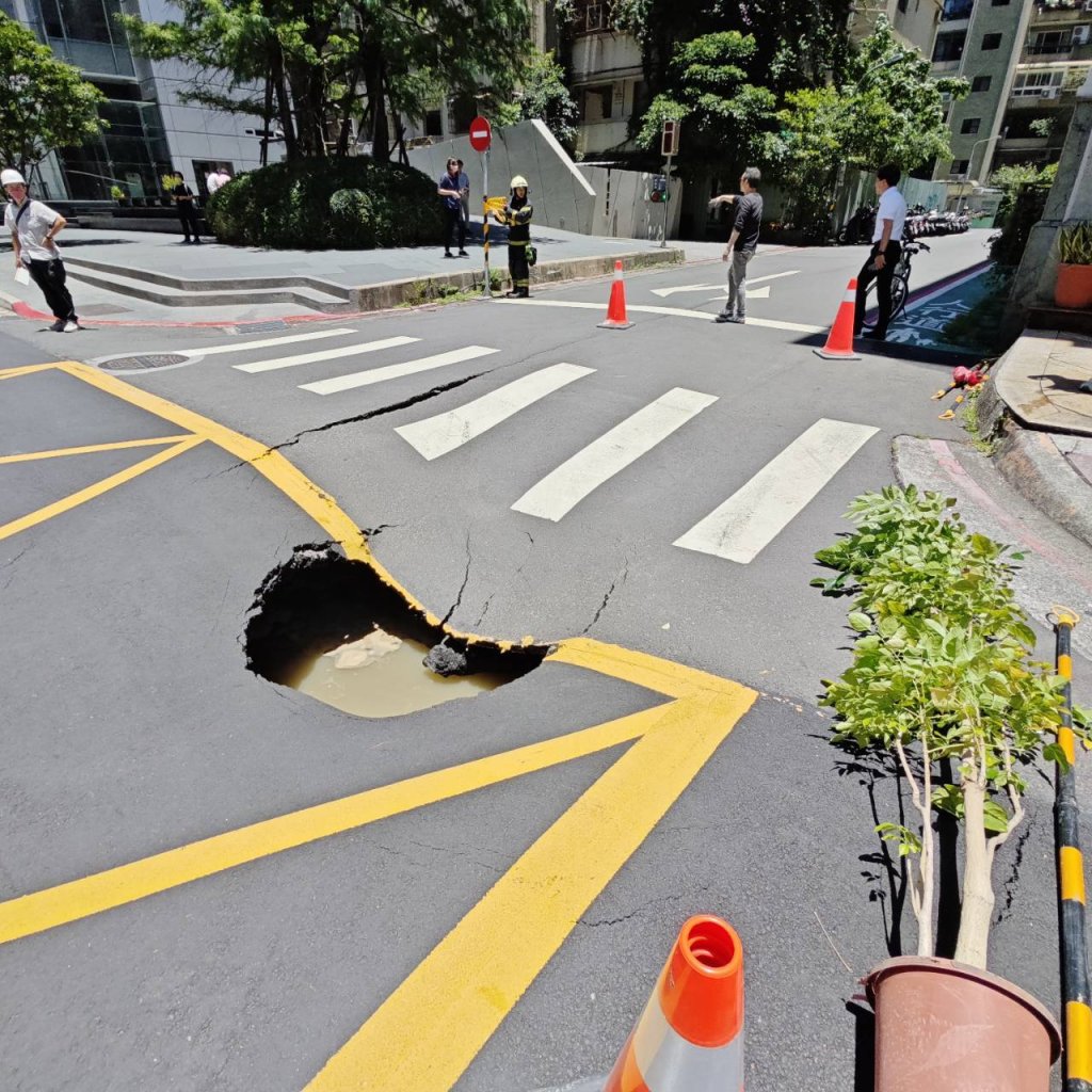 快訊／北市松山區長春路、慶城街驚現「天坑」　警急拉封鎖線
