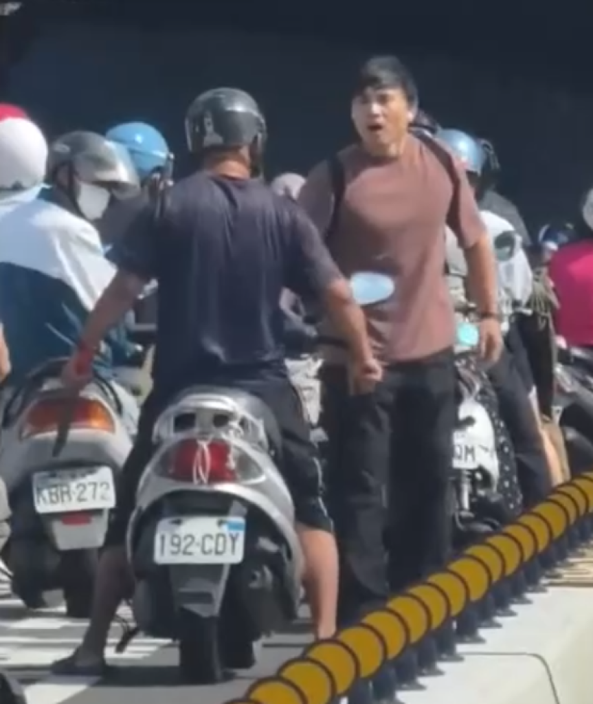 台中行車糾紛互嗆亮刀！　網：「現在的用路人真是喜歡捍衛路權」