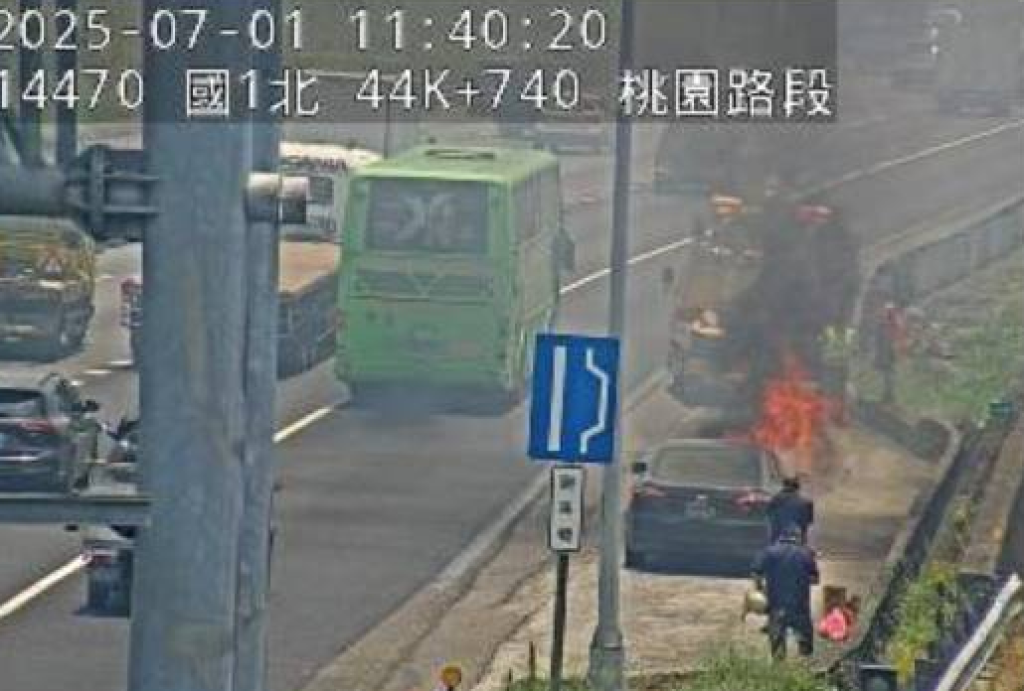 國道1號北向44.6公里避車彎火燒車！　駕駛乘客急逃生現場回堵3公里