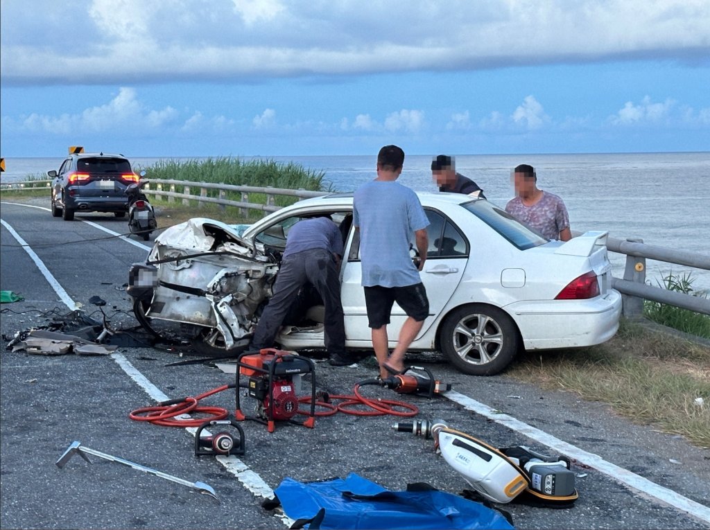台11線兩轎車對撞釀火燒車！82歲駕駛OHCA、27歲男重傷送醫搶救