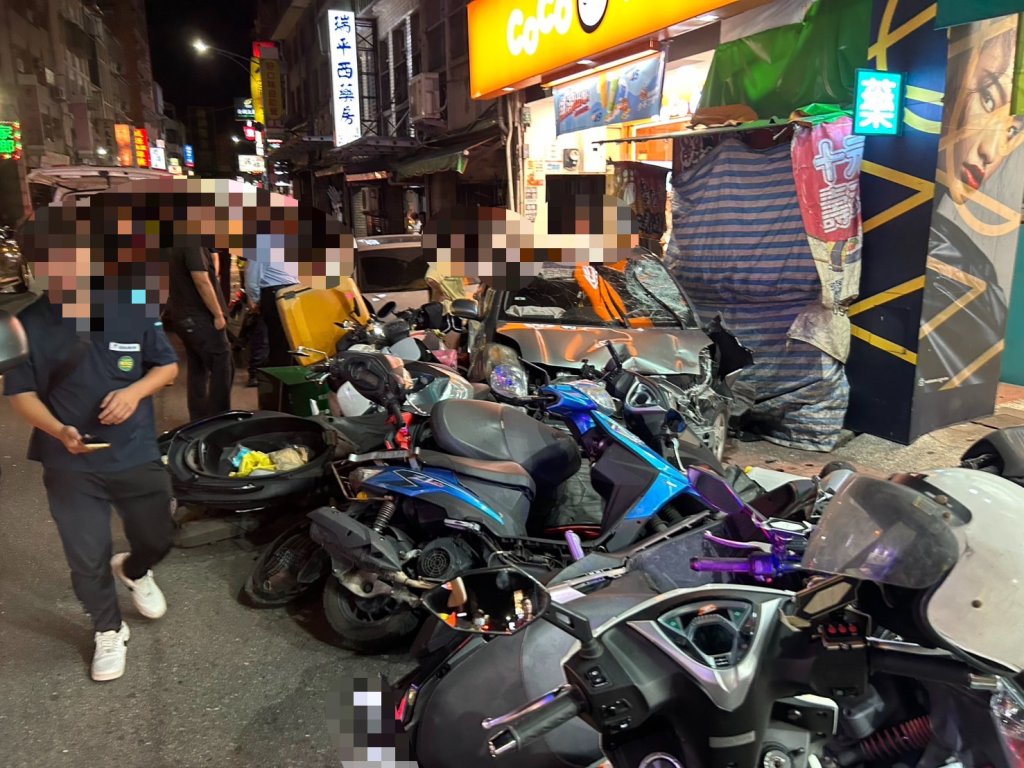 影/蘆洲八里驚魂！車禍背後藏感情糾紛　4人持棍衝突波及11機車