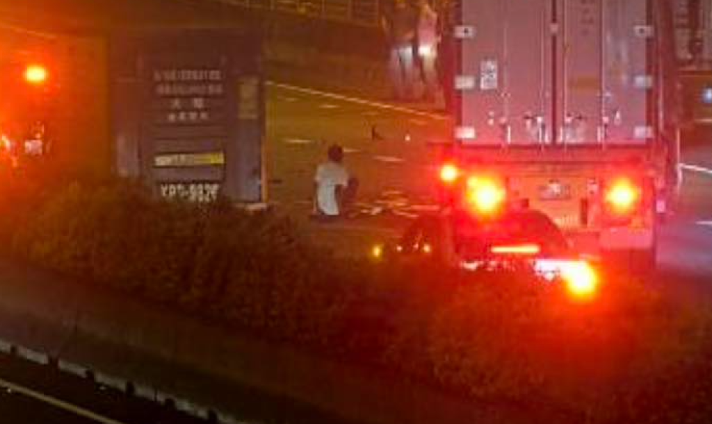 國道1號5車酒駕釀連環車禍！　酒駕男下車行走遭後照鏡擦撞