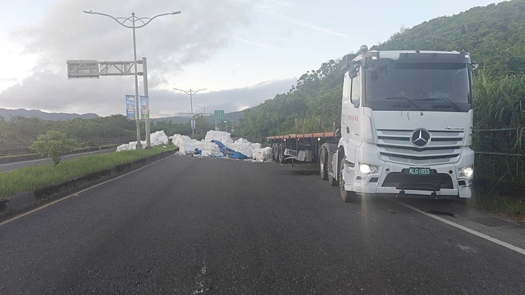 超車不慎！貢寮台2線曳引車擦撞衝對向車道　「太空包」四散炸一地