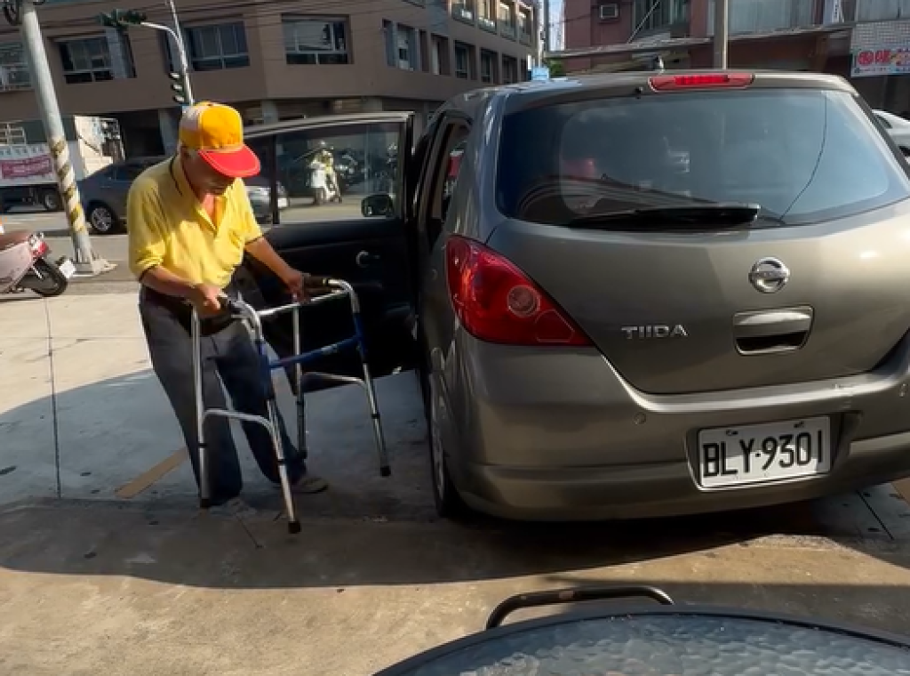影／阿伯疑左腳不便！用助行器走路「上駕駛座開車」　3分鐘過程讓目擊者傻眼