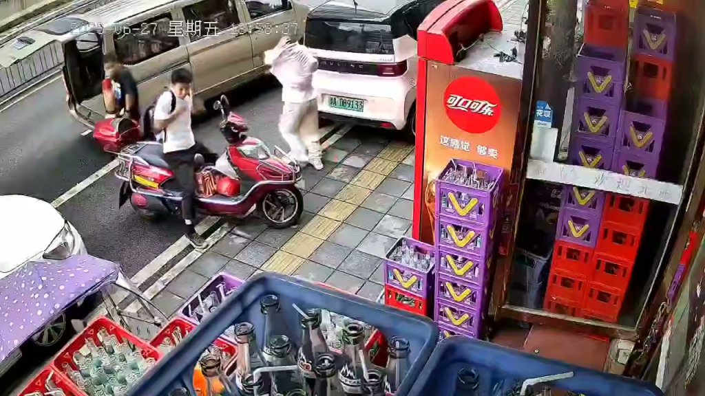 影／疑樓上住戶丟菜刀！從天而降險砸中下方騎士　驚險影片陸網瘋傳