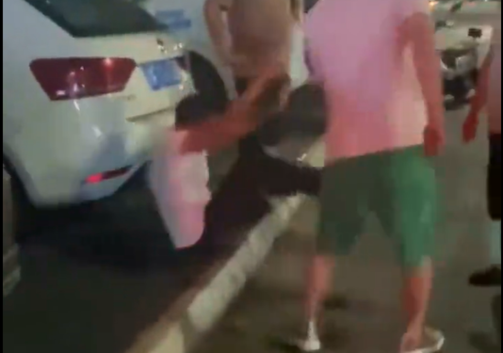 影／男抖音認識12歲女騙出上床！父母當街逮人怒圍毆　陸警介入調查　