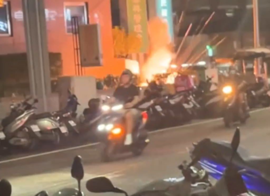 斗六街頭屁孩亂放鞭炮！　網友：暑假特產第一天就出門了啊！