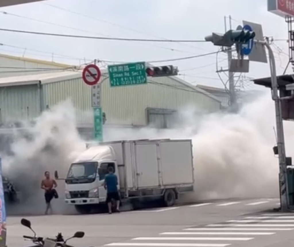 狂冒濃煙畫面曝光！ 　台中小貨車排氣管溫度過高險釀火燒車