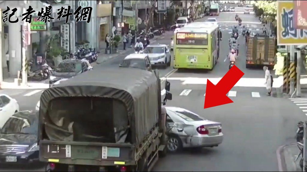 不滿軍卡開太慢！中和阿伯超車又切回　遭推撞打橫10餘公尺