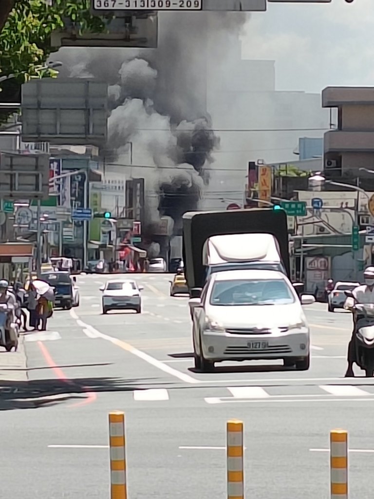桃園市燒臘店失火濃煙佈密佈！　住戶倉皇逃生4人嗆傷送醫 