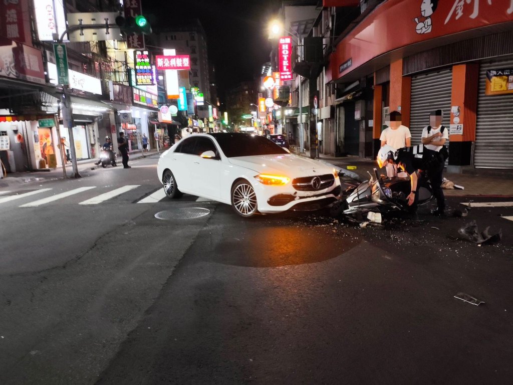 泰山驚悚車禍！賓士左轉「切西瓜」搶快　害騎士飛摔骨折內出血