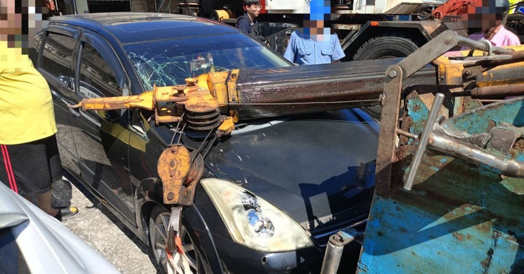 南方澳漁港傳意外！　吊車作業疏失翻覆吊臂砸車
