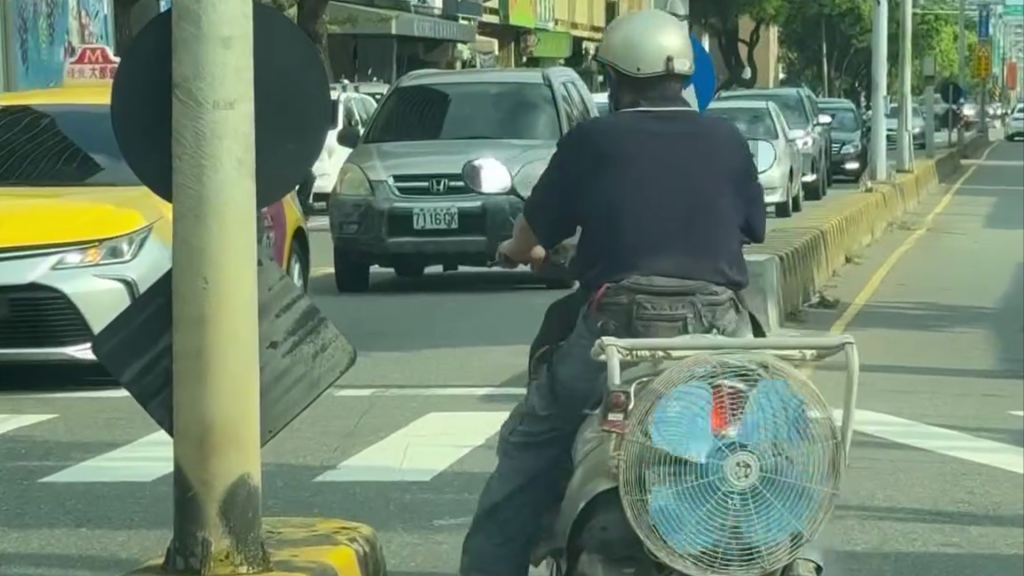 影／台南伯掛「渦輪增壓」奔馳！車尾風扇擋牌惹議　警方說話了