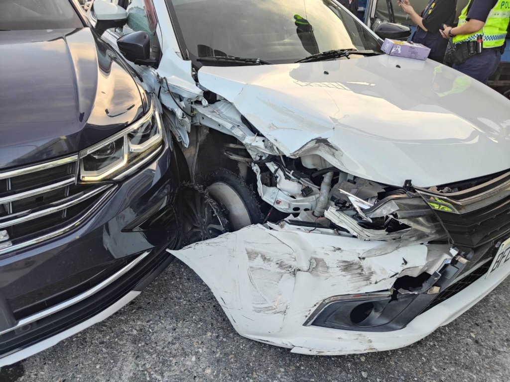 影/台東車頭全毀車拒檢逃逸　警開3槍追緝 成功鎮逮獲嫌犯