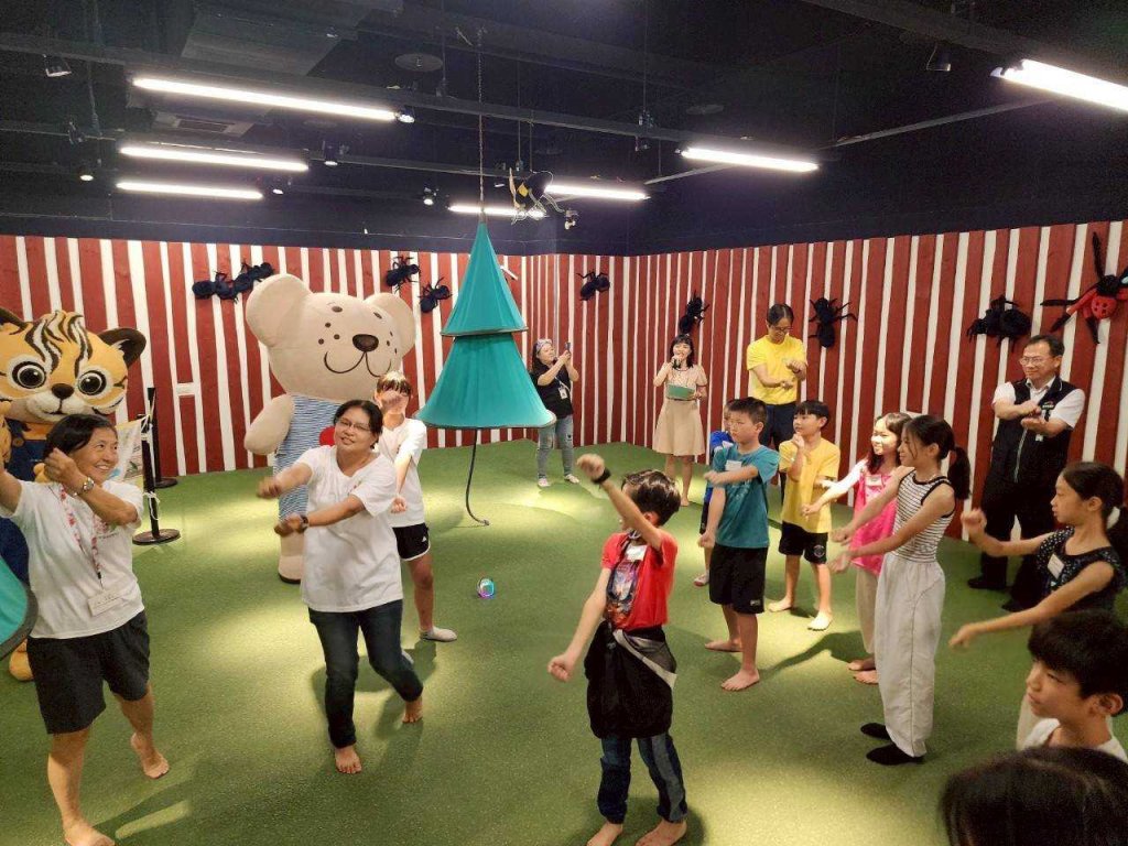 台中教育局攜手商場打造親子英語共學遊樂場　城市吉祥物與小熊陪孩子開口說英文