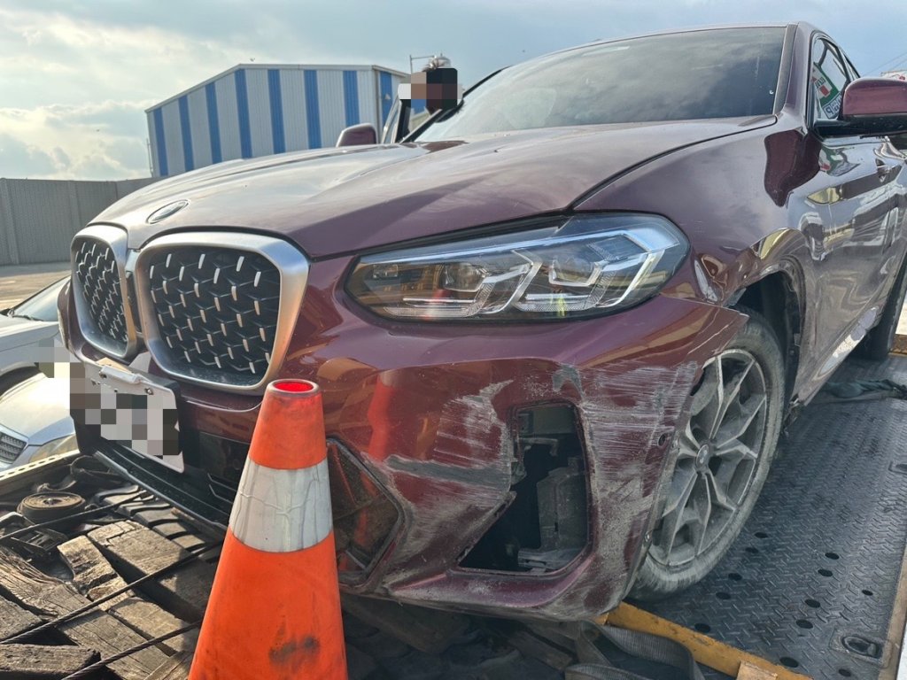 【國道3號兩車擦撞】雨天路滑自小客車打滑失控　BMW與本田FIT受損現場曝光