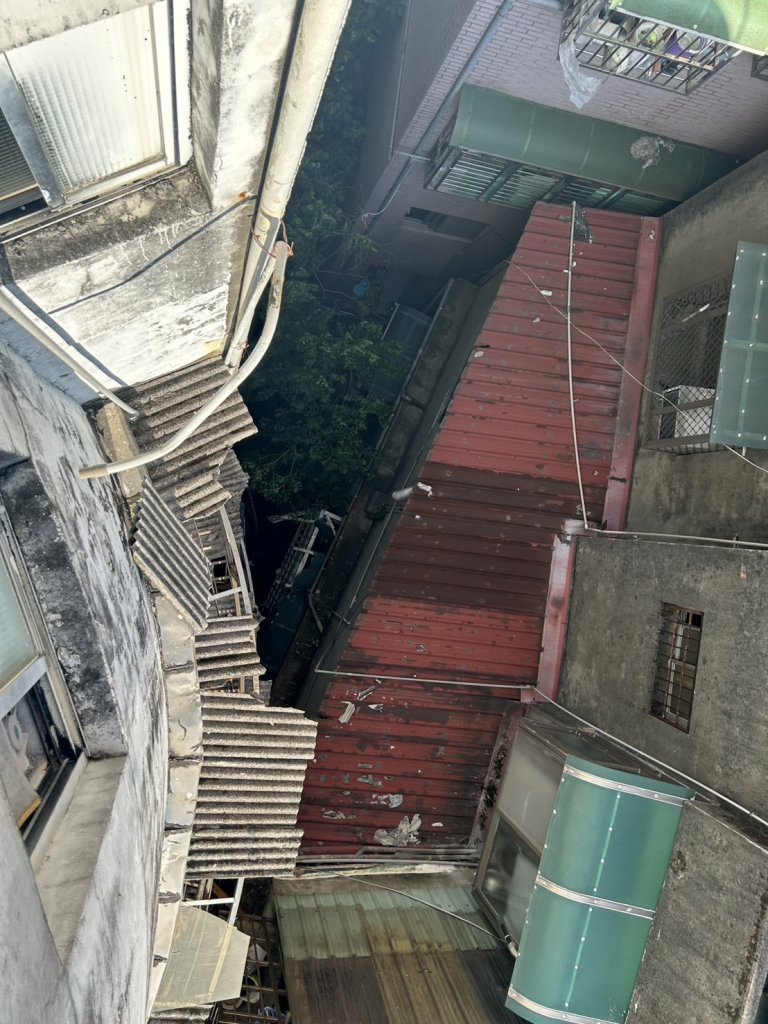 僱工裝冷氣釀悲劇！吊掛機鬆脫屋主徒手拉吊掛機及冷氣　疑遭吊掛機及冷氣拉下墜樓摔死巷