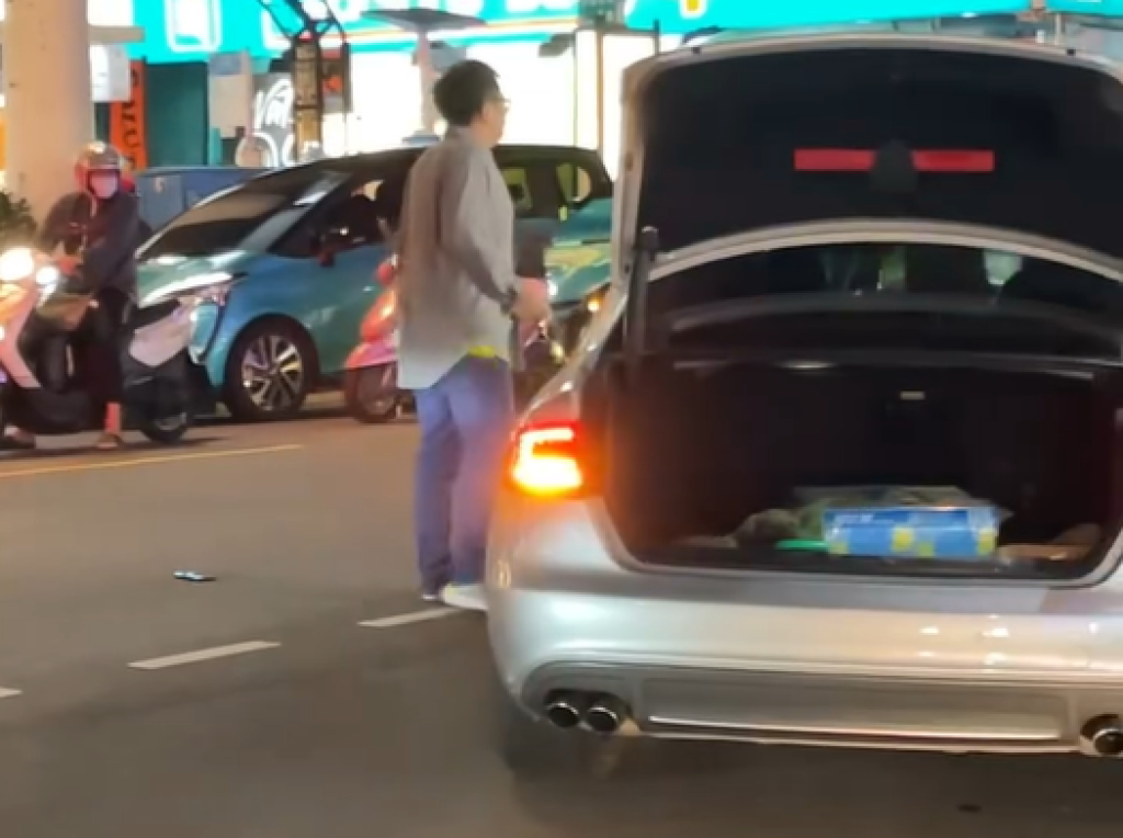 影／餐點決鬥中！駕駛拿甩棍對峙外送員　一旁民眾喊：警察來了還打
