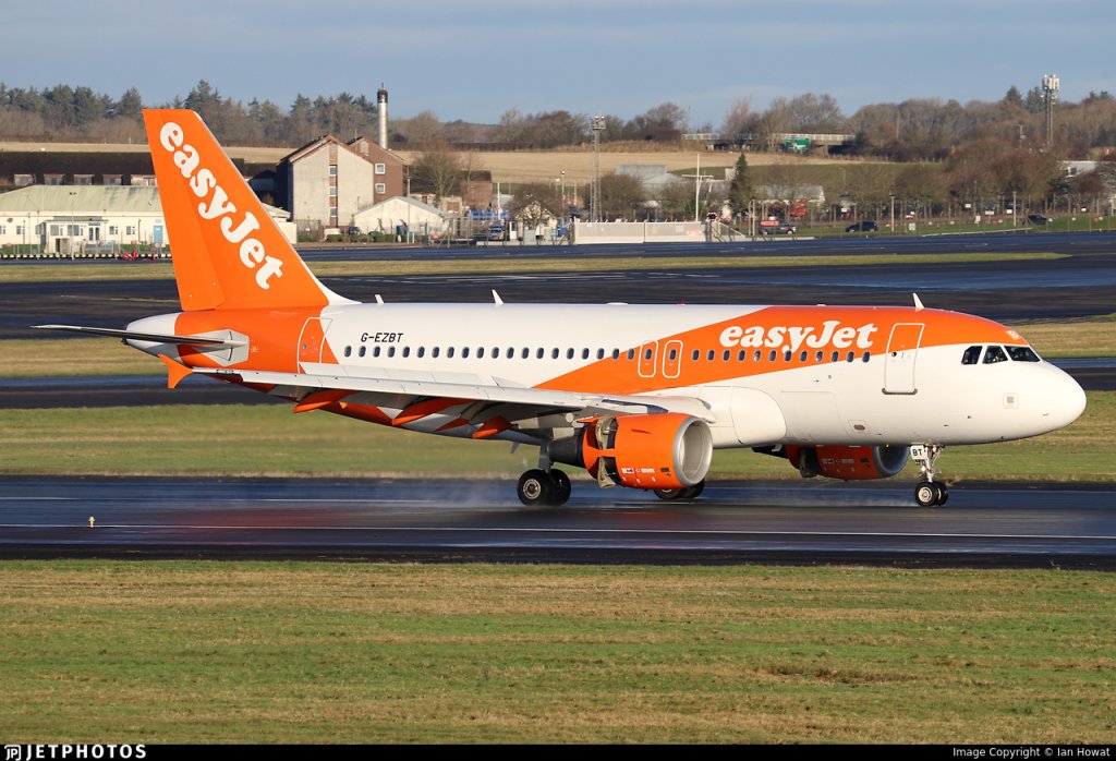 機艙變公廁！英男EasyJet走道上撒尿鬧場　客機緊急迫降...警上機壓人