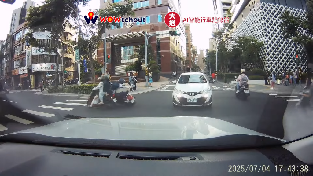 搶快左轉釀禍！板橋路口機車對撞3人噴飛　驚悚畫面曝
