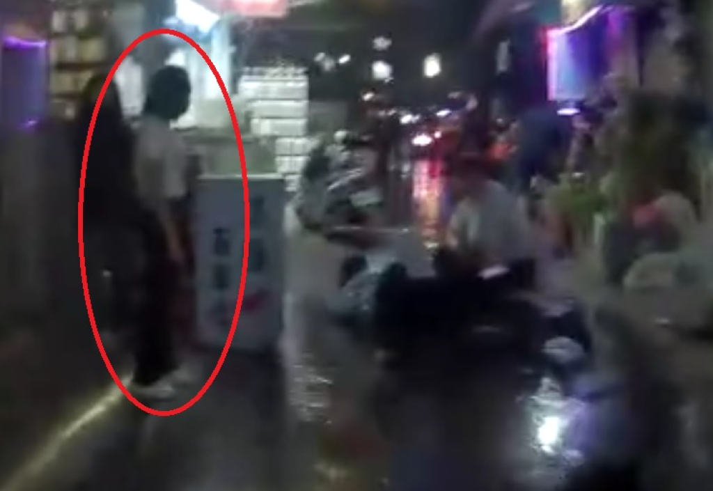 台中東協廣場傳搶案！印尼女子脖子上金項鍊被搶匪硬扯下　保全員追捕飛身壓制