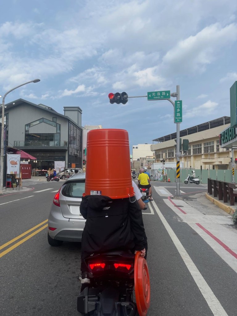 澎湖新地標？　坐機車不戴安全帽戴垃圾桶