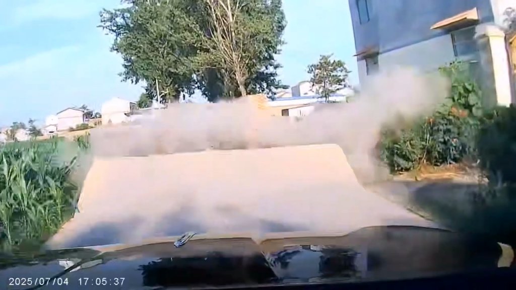 影／真的熱「炸」了！道路扛不住40℃高溫爆裂　駕駛急煞車閃過一劫