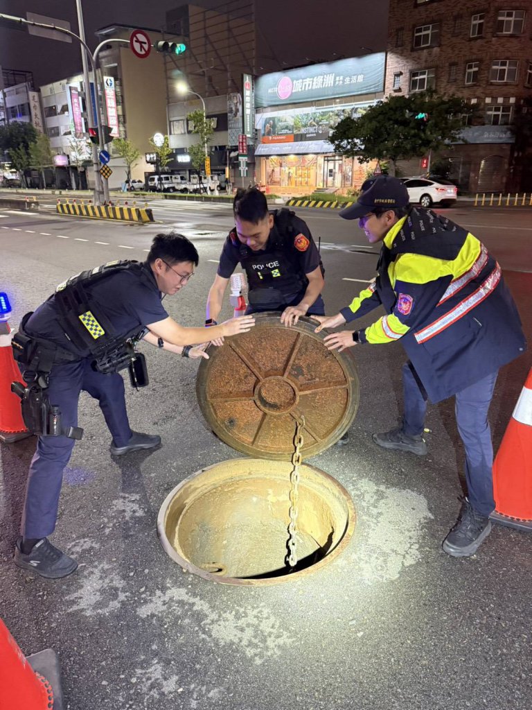 台中暴雨上百公斤人孔蓋被洪水衝開！　三警合力扛回原位