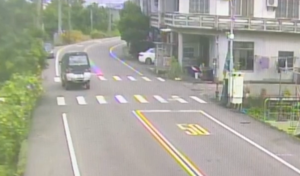 撞擊畫面曝光！苗栗72歲翁駕車載妻身體不適自撞電線桿　夫妻受傷送醫