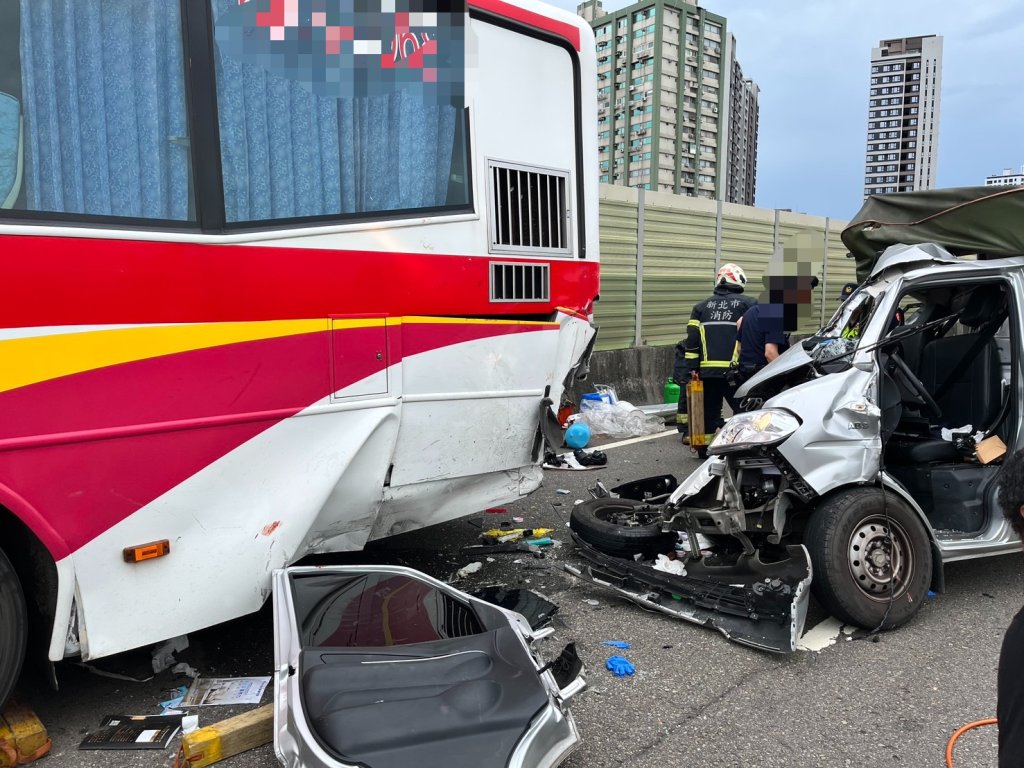 台65線小貨車客運車相撞！　1人OHCA1人擦挫傷