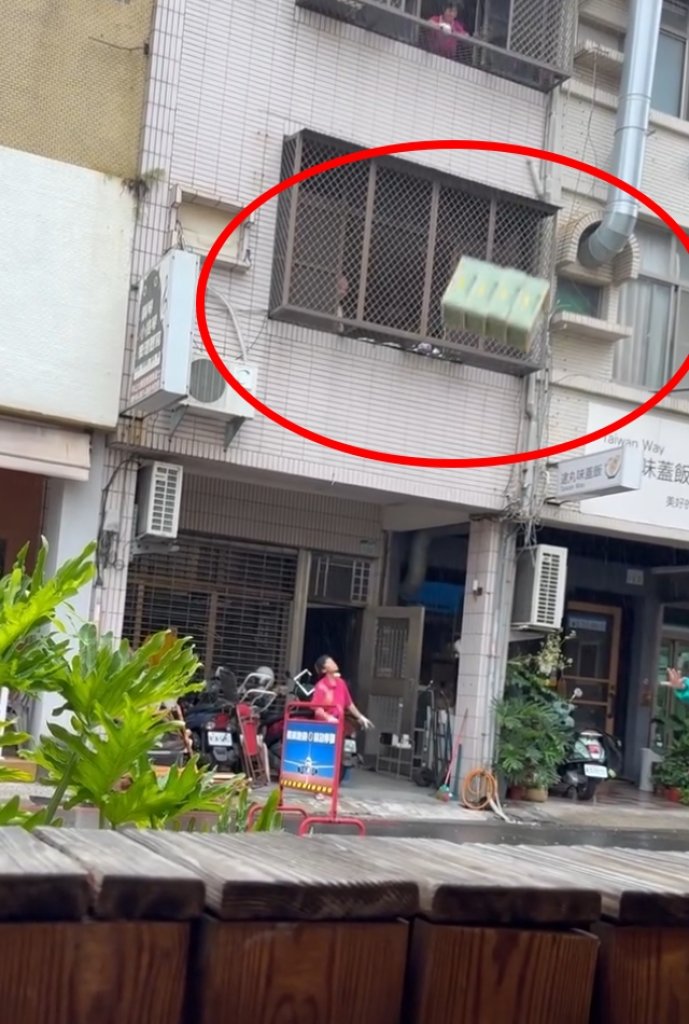 影/清理廢棄家具變「空投」？高雄76歲婦人三樓直丟家具 路人嚇壞