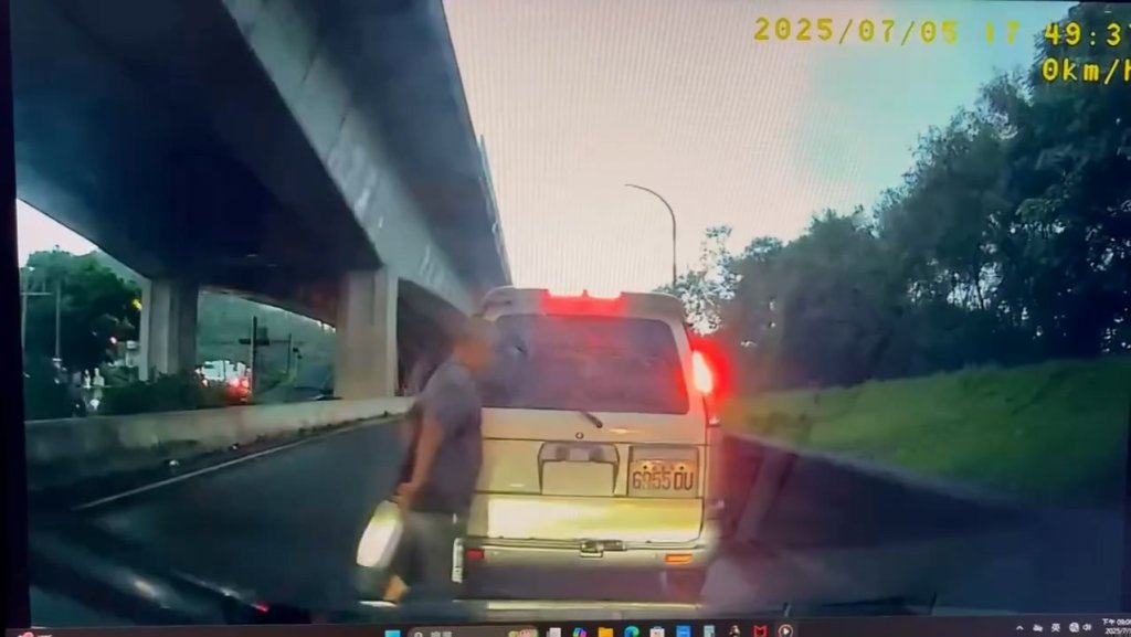 影／扯爆！倒退嚕撞後車「想私了遭拒」暴怒　竟拿西瓜刀下車嗆聲後逃逸