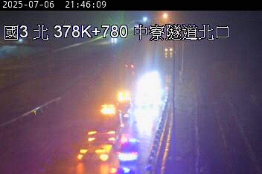 快訊／國道中寮隧道外死亡車禍！駕駛自撞護欄慘死