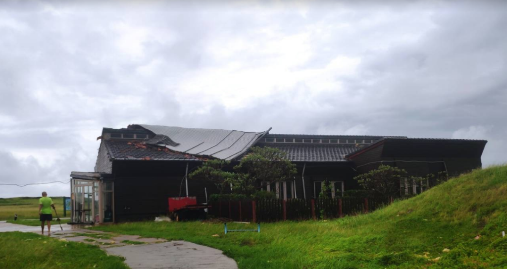 丹娜絲強風掀開澎湖鐵皮辦公廳舍屋頂　路樹倒塌壓車
