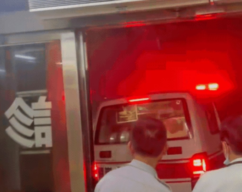 影/丹娜絲橫掃嘉義！長庚急診室外救護車竟遭強風吹移驚呆全場