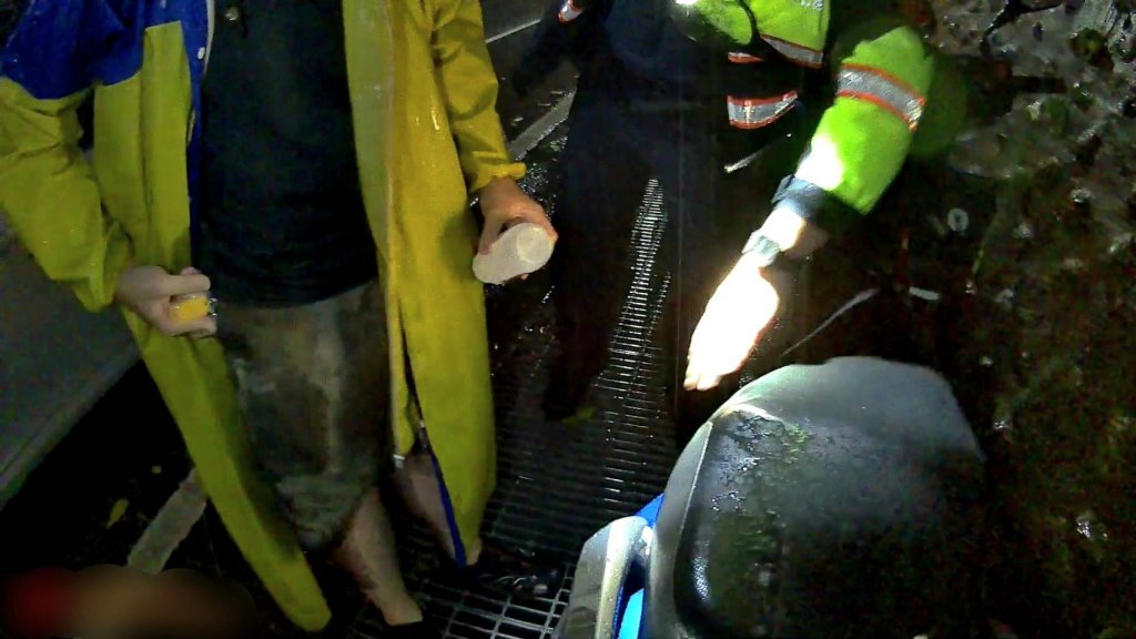 颱風夜機車油料不足竟將酒加入油箱！　車子拋錨警協助搭脫困