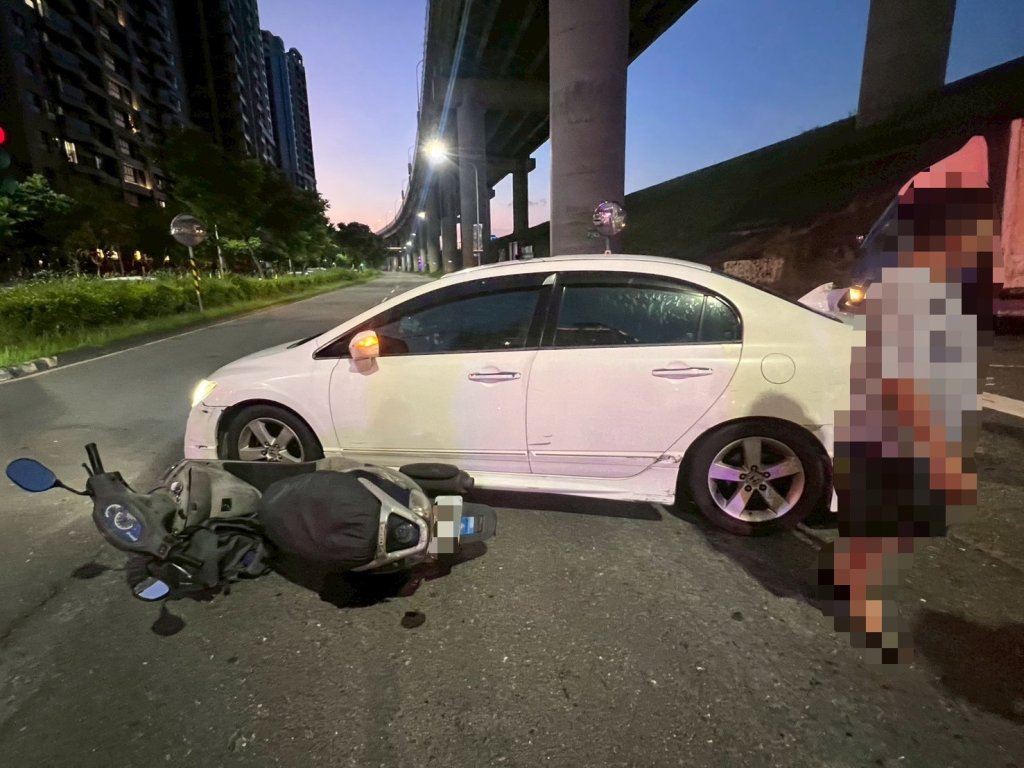 連雞腿都省了...三重女無照駕駛還闖紅燈　害機車騎士狠撞慘摔