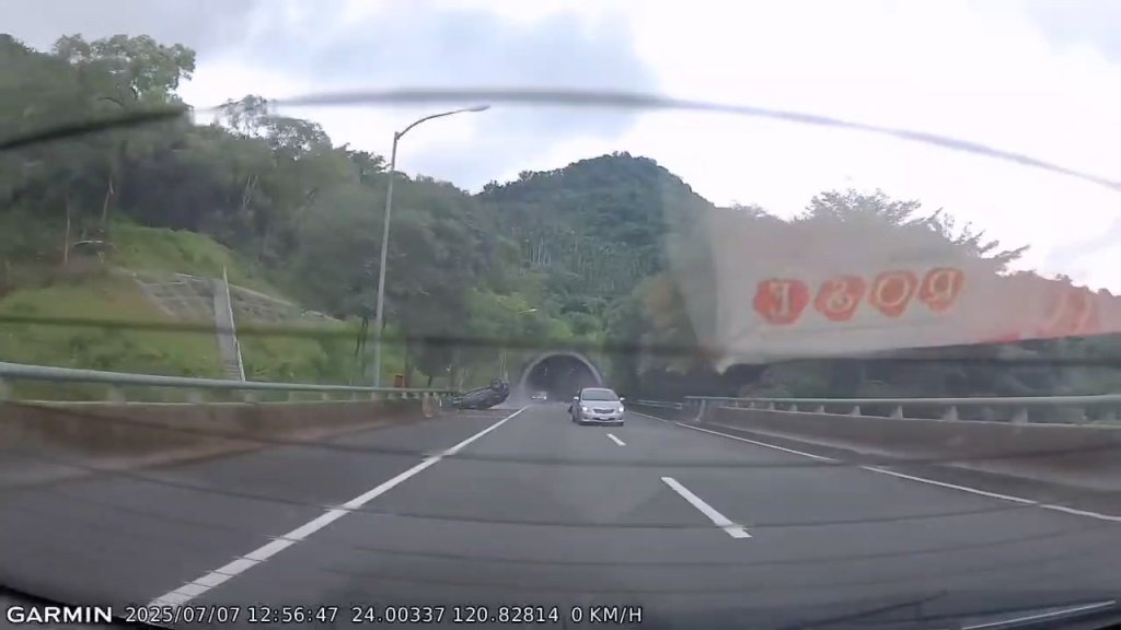影／國道「打坐哥」出事影片曝光！隧道內超車追尾　失控撞破護欄大翻覆