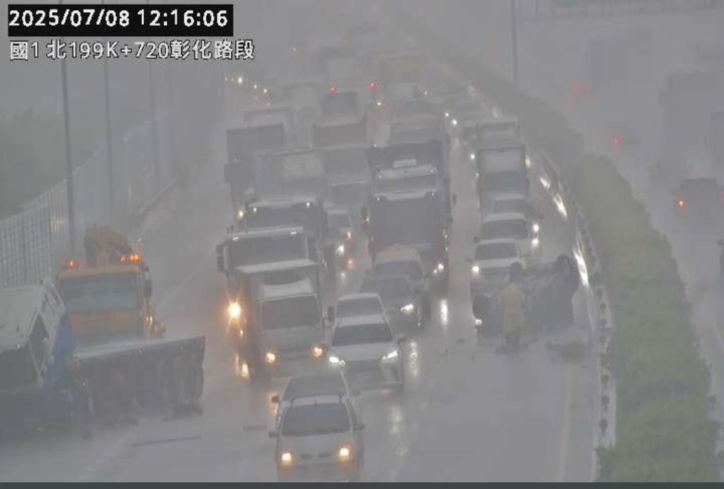 天雨路滑釀禍！國道1號彰化路段拖板車撞自小客車　3人受傷車車流回堵3公里