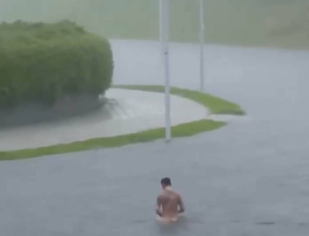 苦中作樂！彰化到處淹大水他到公園裸泳　網友：不怕爛掉嗎？超髒的欸