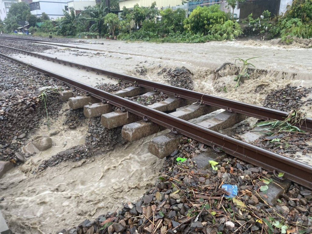 台鐵鐵路遭「大雨掏空」！二水＝林內雙線癱瘓　搶修拚晚間6時通車