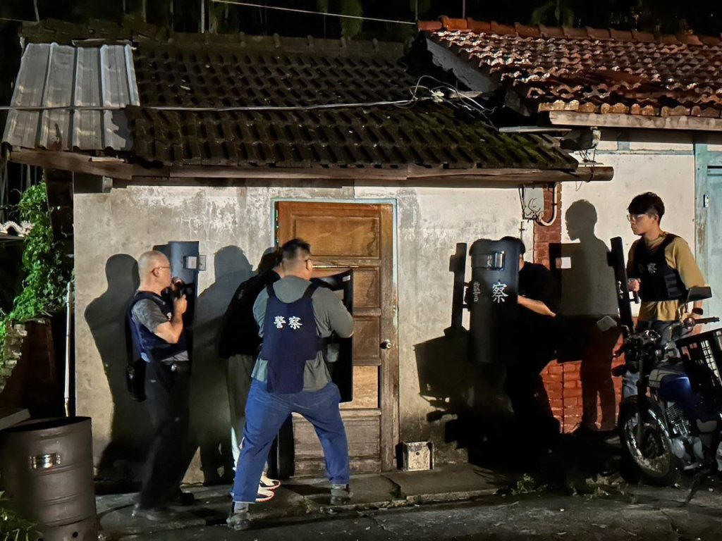 颱風天試槍！鄰宅神明廳也中槍　警方全副武裝攻堅逮人