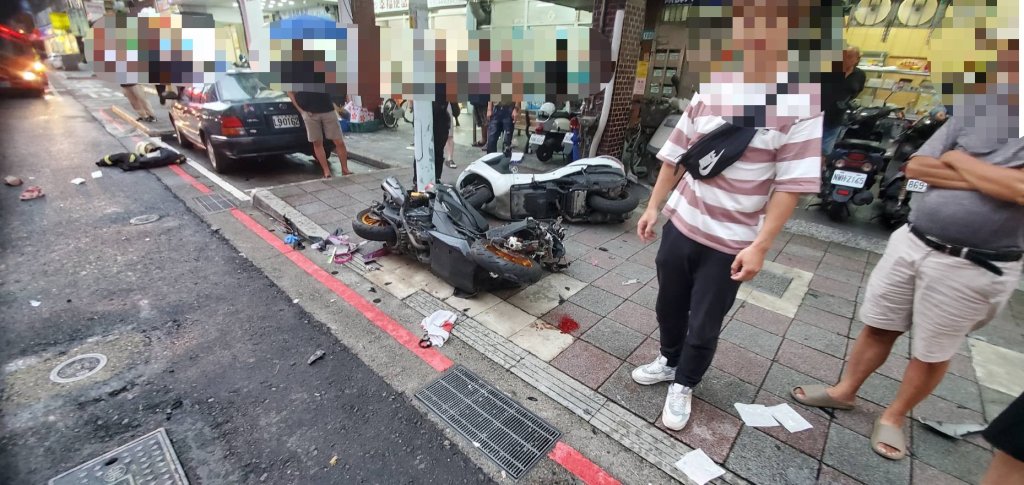 駭人畫面曝光／蘆洲女騎士左撞與直行機車碰撞　等過馬路8旬翁無辜遭殃