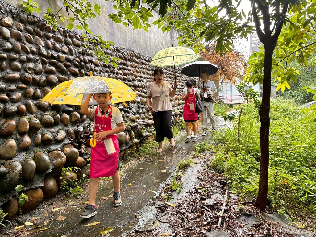 雨中送暖不打烊！「甘霖小小送餐員」親子行動展溫情