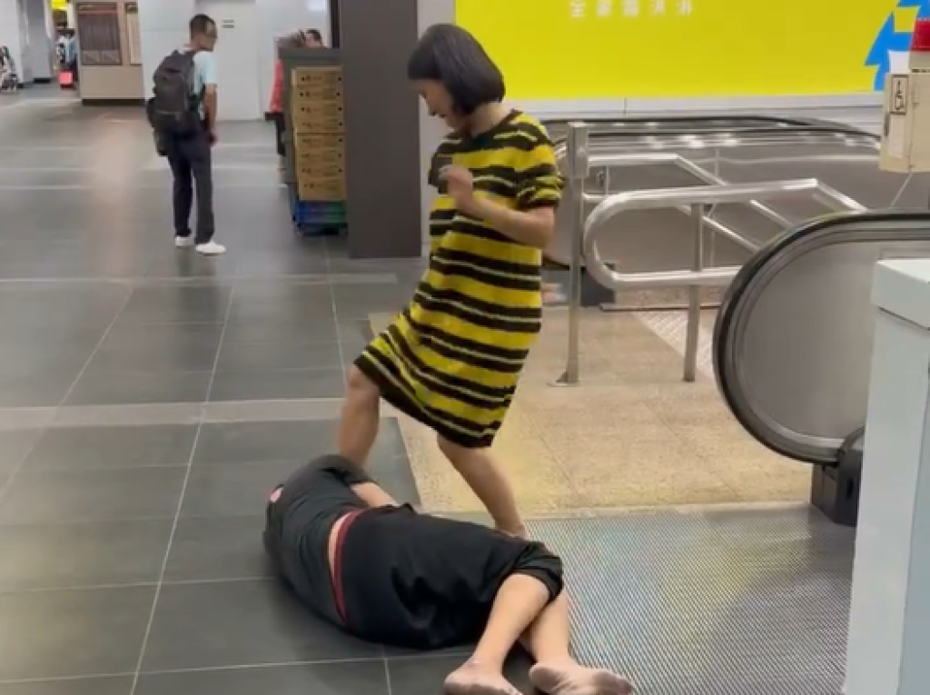 (更新)影／疑街友車站內起糾紛！女出腳猛踹躺地男頭部　影片PO網引熱議