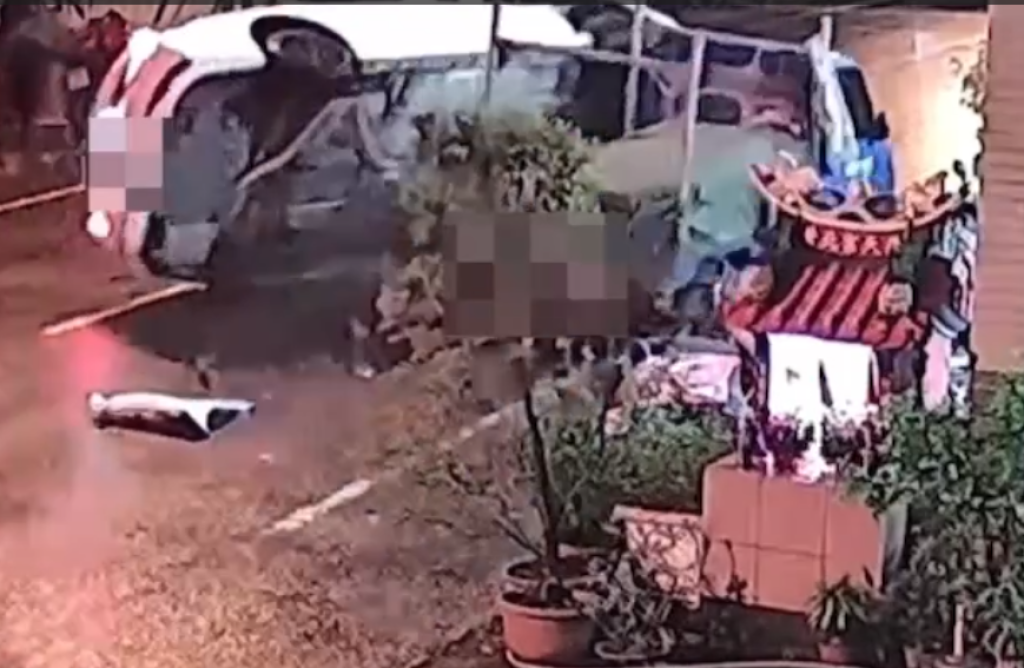 撞擊畫面曝光！屏東自小客車自撞停路邊小貨車四輪朝天　駕駛受傷送醫