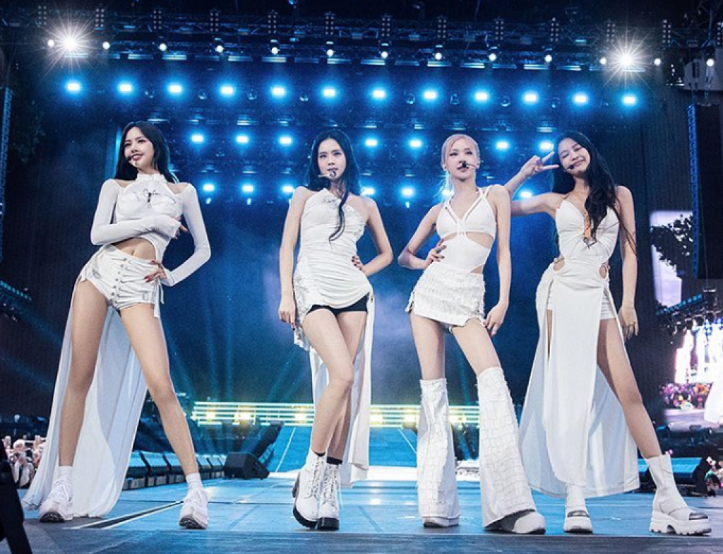 BLACKPINK演唱會爆觀眾亂象！搶鏡越區、亂丟禮物