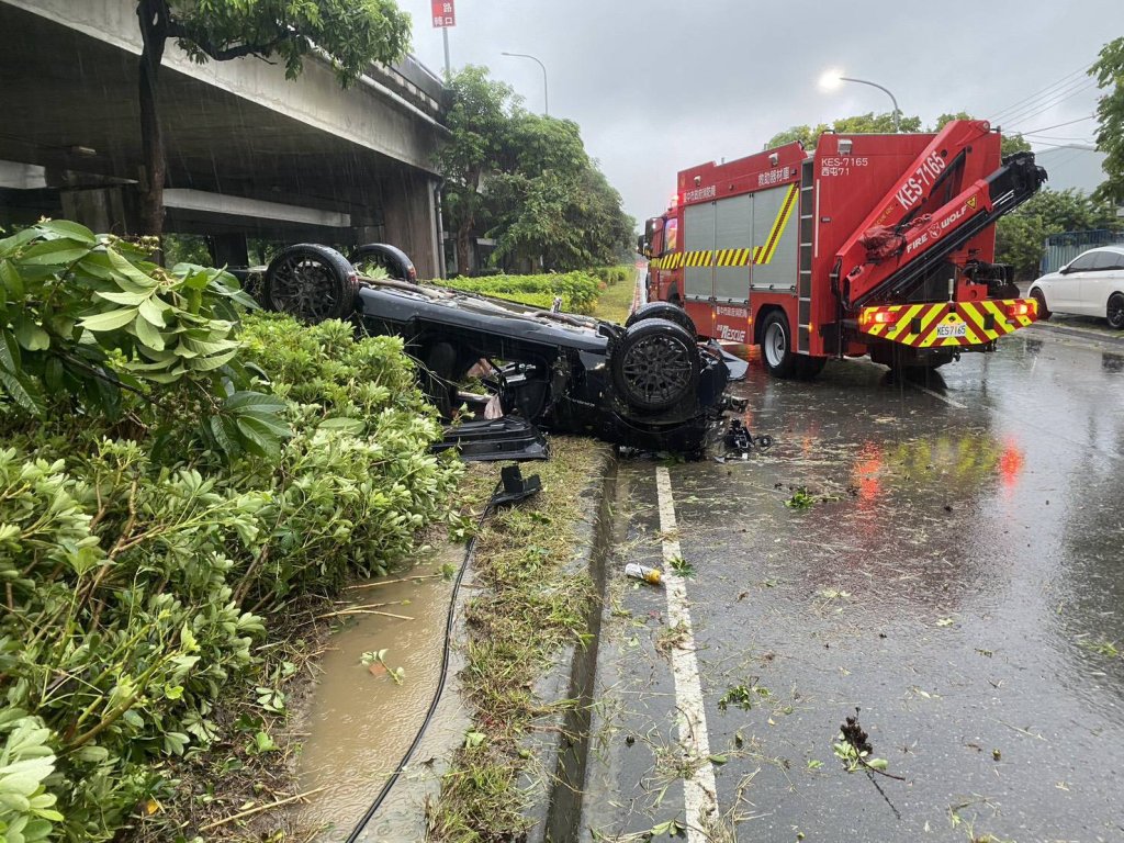 台中環中路自小客車打滑自撞分隔島四輪朝天！　駕駛不知去向
