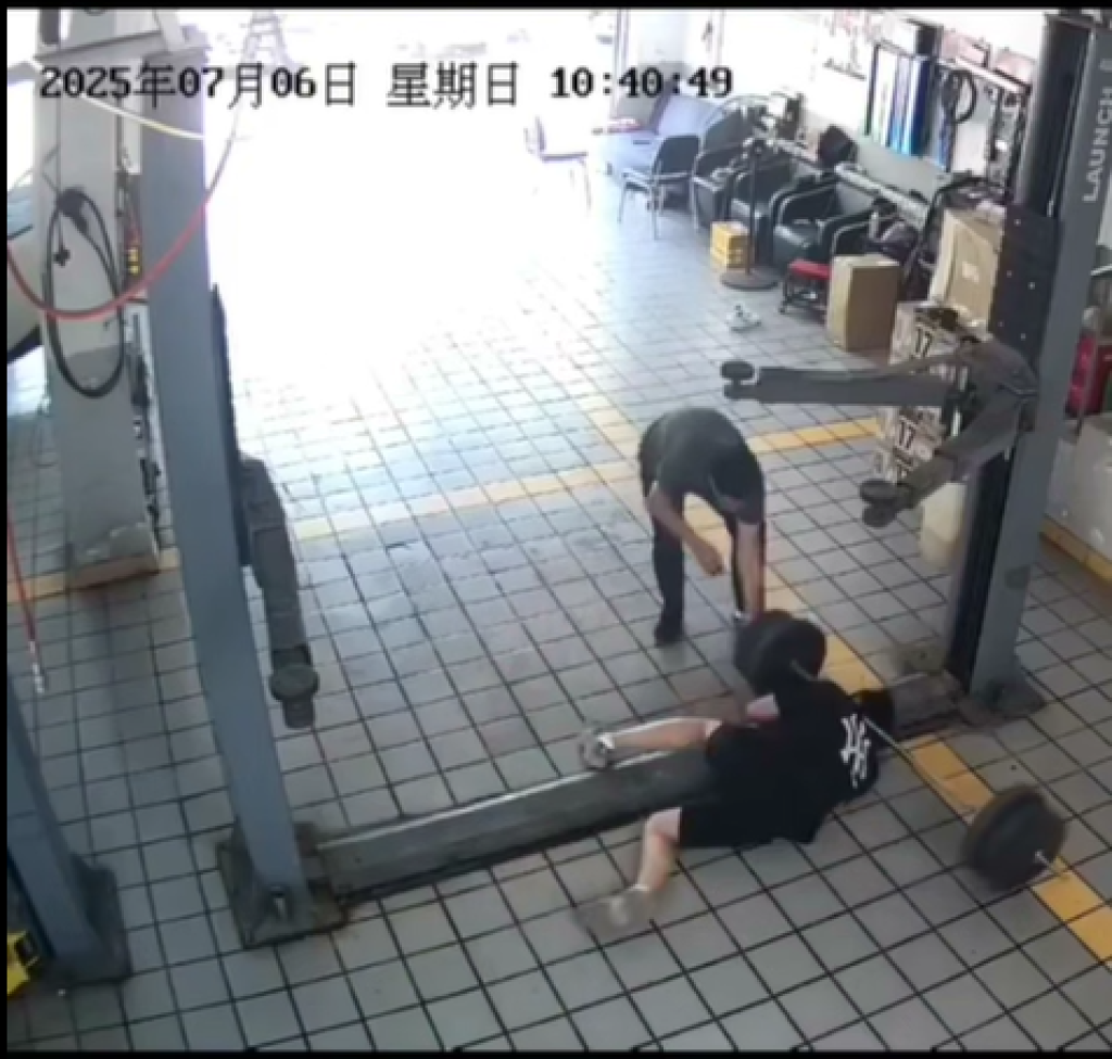 影／站磁磚上健身！男舉槓鈴深蹲時腳滑　脖子遭壓硬扛2秒影片瘋傳　
